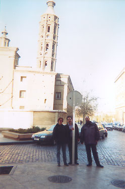 Aqui tenemos a Elisa Castel, José Antonio Alonso y Juan de la Torre tomando un poco aire a la sombra de una señal...