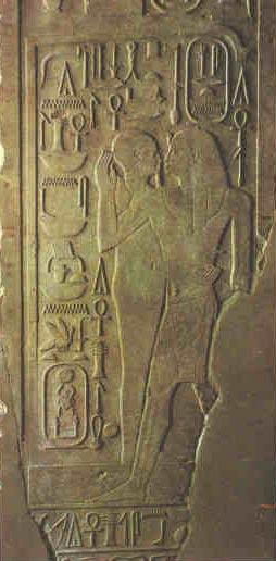 Ptah besa al soberano a su arribo al Mas Alla. Pilastra de un templete de Sesostris I, en Karnak, actualmente en el Museo Egipcio del Cairo. Comienzos de la Dinastia XII