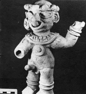 Estatuilla itifalica de un hombre en pie, con el brazo levantado por sobre la cabeza. Cultura Tumaco-tolita, Ecuador. Museo del Banco Central del Ecuador, Quito