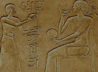Reina Kawit con vestido-funda con un tirante. Relieve sarcófago Kawit - Din XII - Museo de El Cairo