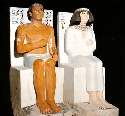Ra-hotep viste faldellín simple. Nofret vestido funda con tirantes y manto arrolladio. Ra-hotep y Nofret - Din IV - Museo de El Cairo