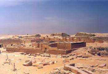 Grupo de mastabas situadas entre la calzada de Unis y el muro sur que rodea el Complejo Funerario de Dyeser