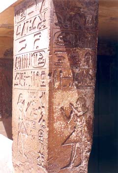 Mastaba de Jenu. Finales de la dinastía VI. Pilar sur de la mastaba con la imagen de Jenu en adoración y sus títulos