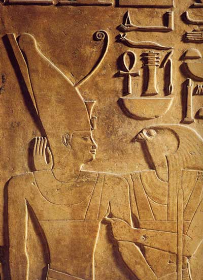 Pilastra JE36809. Jeperkara-Senusert (I) y el dios Horus. Museo de El Cairo