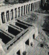 El templete consagrado a la tríada tebana que Seti II mandó erigir en el primer patio del Gran Templo de Amón-Râ, en Karnak, es el único monumento a gran escala que se conoce de este monarca, exceptuando su deteriorada tumba en el Valle de los Reyes