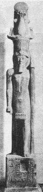 Estatua en granito negro de Seti II sosteniendo un estandarte que originalmente lucía una representación del dios Set, la cual fue destruida en épocas posteriores junto con su nombre escrito dentro de la cartela del faraón. Procedencia desconocida (¿templete de Seti II en Karnak, Tebas Este?). Museo Egipcio de Turín