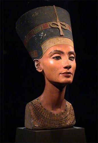 Busto policromado de Nefertiti