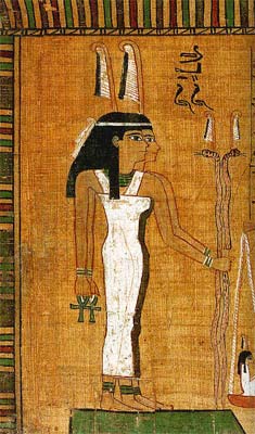 Dos figuras femeninas, coronadas por la pluma de Maat (posible alusión a la Doble Maat que cita el Libro de los Muertos, presiden el pesaje del corazón del difunto (papiro del Museo del Louvre)