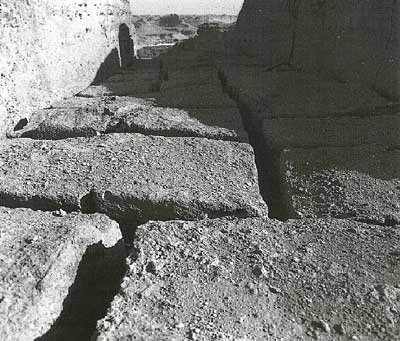 Explotación de una cantera de caliza bloque a bloque en Tehna (Egipto Medio). Extraído de Schulz y Seidel (dirs.) op. cit. p. 414