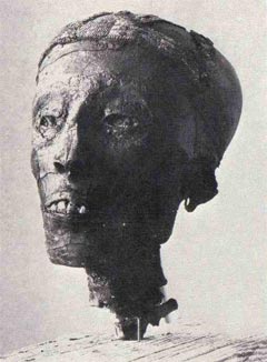 Fotografías 5a-b. Cabeza decapitada de Tutankhamon (se puede observa perfectamente la piel muy agrietada)