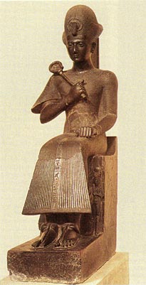 Fig. 23 - Casco azul en una estatua de Ramsés II - (Grupo A)
