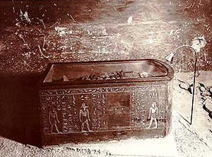 El ataúd de Amenhotep II, según lo descubrió Víctor Loret en 1902