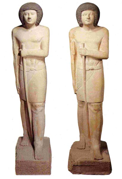 Fig. 7. La similitud de las dos esculturas de Sepa en el Museo del Louvre resulta sorprendente. Foto en C. ZIGLIER, Le Louvre. Les antiquités égyptiens, París, 1990, p. 24