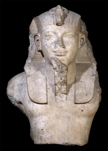 Busto colosal de caliza de Amenhotep III