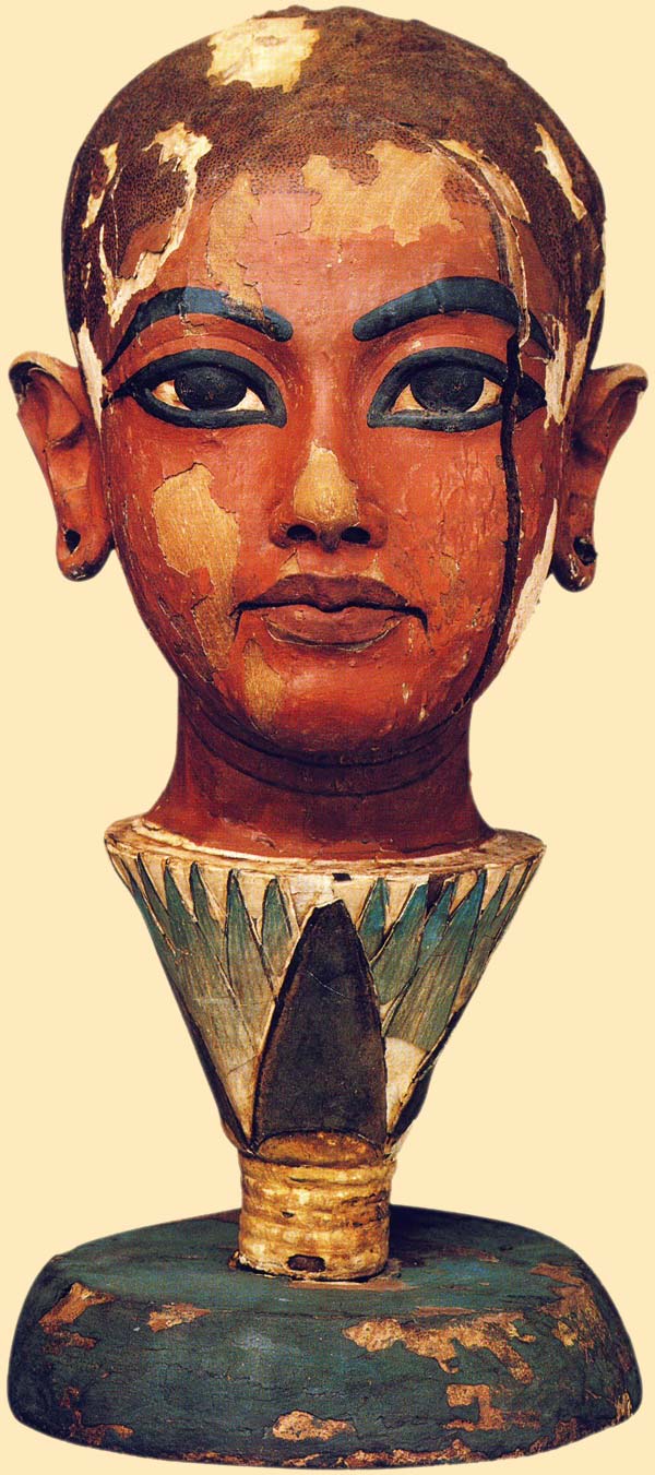 Fig. 1. Vista frontal. Foto en Tesoros egipcios de la colección del Museo Egipcio de El Cairo (obra coordinada por F. TIRADRITTI), Barcelona, 2000, p. 239