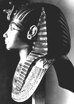 Fig. 3. Perfil de la máscara de Tutankha-món. La fotografía, tomada por H. Burton, el fotógrafo del equipo de Carter, muestra a la máscara antes de que le fuera vuelta a colocar la barba postiza. http://www.ashmolean.org/gri/carter/256a-p0749.html