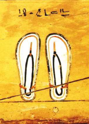 Figura 3. Sandalias hdty (sandalias blancas, que eran rituales). Se denominan tbwt pintadas en el ataúd de madera de una mujer desconocida de la XI dinastía, proveniente de Asyut y hacia el 1950 a.C. Las sandalias blancas eran utilizadas en el culto funerario como un símbolo de pureza, ya que el difunto debía aproximarse a Osiris llevándolas puestas, estando así sin polvo ni suciedad.