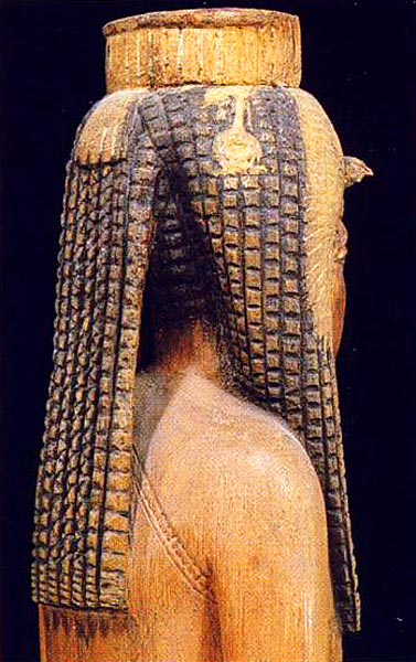 Foto 8. Detalle del tocado. Foto en G. ANDREU, La statuette d'Ahmès Néfertari, París, 1997, p. 9, 8