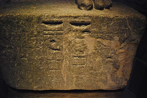 Fragmento con restos del pie de una estatua con el nombre de Merenptah, XIX Dinastía