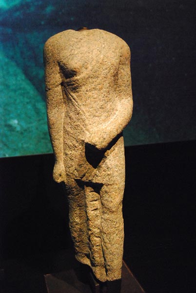 Estatua de un hombre con vestimenta drapeada