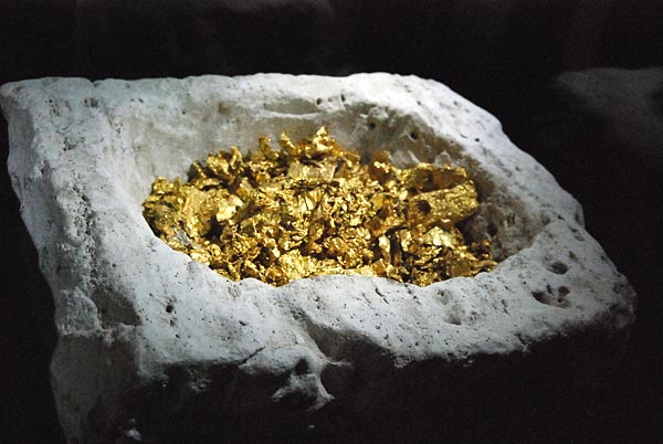Piedra excavada, 42 fragmentos de oro