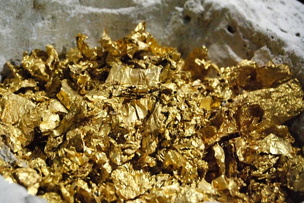 Piedra excavada, 42 fragmentos de oro