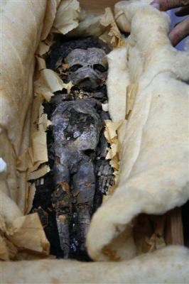 Uno de los dos fetos momificados hallados en la tumba del faraón Tutankamón en 1922