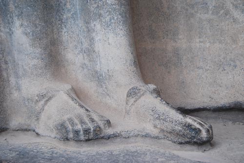 Sandalias de una pequeña representación de Nefertari en uno de los colosos del templo del Luxor