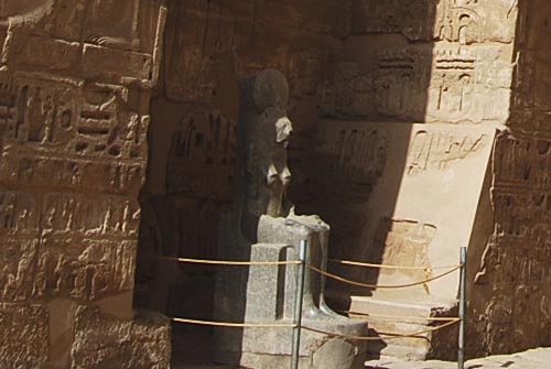 En la imagen vemos cómo se ha acordonado la estatua de Sekhmet que se encuentra en el templo de Ramsés III en Medinet Habu