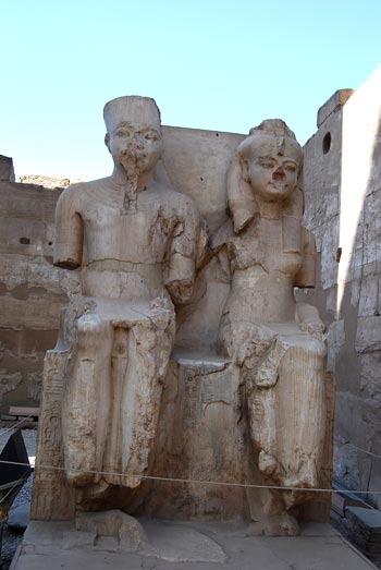 Estatua de Tutankhamon y Anjesenamon