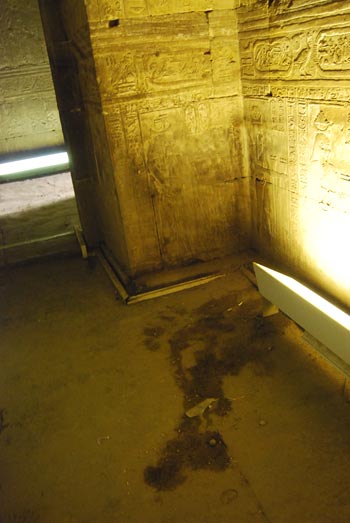 Capilla de Osiris en el templo de Edfú: lo que se ve en el suelo no es una gotera