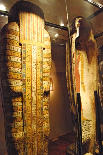 Parte posterior de la caja del ataúd con numerosos textos jeroglíficos