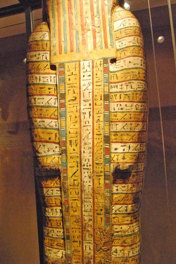 Parte posterior de la caja del ataúd con numerosos textos jeroglíficos