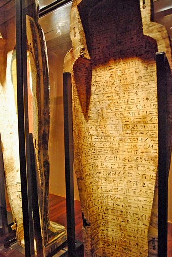 Parte interior de la tapa, ocupada por un extenso texto jeroglífico con formulas de protección dirigidas hacia el difunto