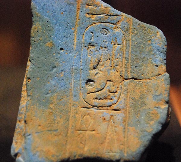 Fragmento de azul egipcio con cartucho de Ramses II