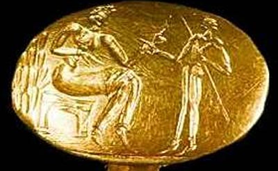 Fig. 8: MICENAS: Anillo-sello de la Sacra conversazione. Oro. 2,6 cm. Circa 1400-1300 a.C. Museo Nacional de Atenas.