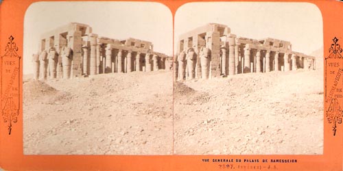 Fotografía estereoscópica que representa el Ramesseum. Editada en torno a finales de 1800. Colección particular del autor.