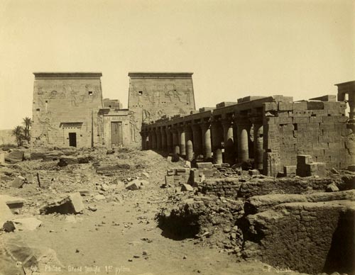Fotografía realizada en torno a finales de 1800 por P. Sebah, con la técnica de la albúmina. Representa el templo de Philae, antes de que fuera trasladado a su emplazamiento actual. Colección particular del autor.
