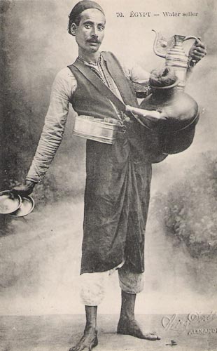 Retrato en estudio de un aguador egipcio. Postal editada a principios de 1900 en el Boulevard Ramleh de Alejandría. Se desconoce quién fue el autor de la fotografía. Colección particular del autor.