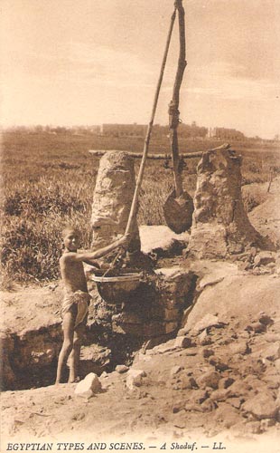 Postal de principios de 1900, editada por la compañía A.B.C. de El Cairo, en la que se muestra el sistema tradicional de obtención de agua desde el Nilo. Colección particular del autor.