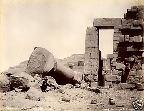 Fotografía a la albúmina de G. Lekegian, editada entre1860 y 1890, que representa el templo de Sesostris. Colección particular del autor.