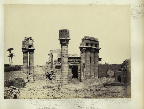 Fotografía de W. Hammerschmidt, obtenida en torno a 1860, que representa el templo de Hermontis. Colección particular del autor.