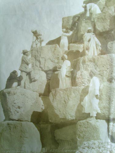 Fotografía a la albúmina realizada por los hermanos Zangaki, en el último tercio de 1800. Representa a varios turistas ascendiendo por la pirámide de Keops. Colección particular del autor.