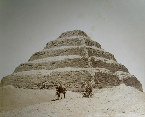 Fotografía a la albumina realizada por H. Arnoux, en el último tercio de 1800, que representa la pirámide escalonada de Saqqara. Colección particular del autor.