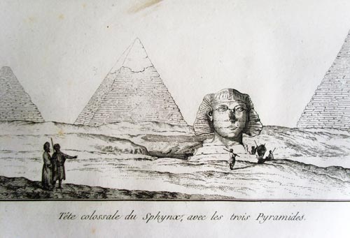 Fig. 18. Grabado que representa una vista panorámica de la Esfinge de Guiza, delante de las tres pirámides de Keops, Kefren y Micerinos, está extraído de la obra de Norden Voyage d’Egypte et the Nubie, e impreso por Pierre Didot, París, 1795.