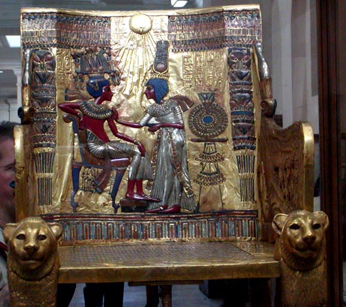 Foto 11 - Trono de Tutankamón en donde podemos ver al joven faraón y su esposa Anjesenamón