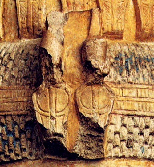 Fig. 4. Detalle de las cobras erguidas sobre la frente, luciendo la corona del Alto y el Bajo Egipto. Detalle tomado de T. G. H. James, Ramesses. The Great, El Cairo 2002, p. 238.
