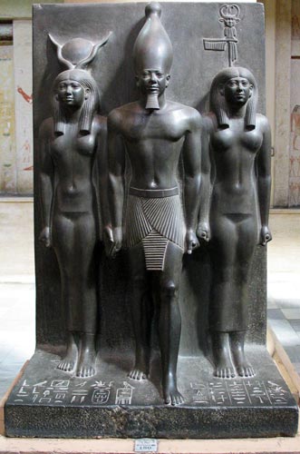 Fig. 9.Micerinos con Hathor. Museo de El Cairo. Foto de Deana Paris García.