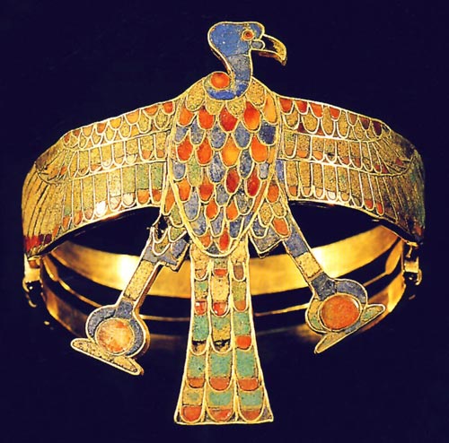 Fig. 21. Brazalete representando a la diosa Nejbet, una de las más conocidas de las joyas de Ahhotep. Museo de El Cairo.
