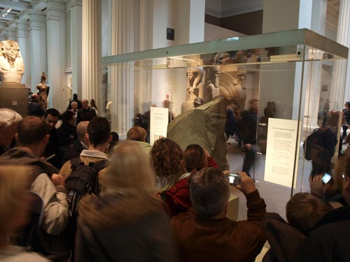Fig. 1. La célebre Piedra Roseta rodeada por una multitud en su vitrina del British Museum. Foto: Susana Alegre García.